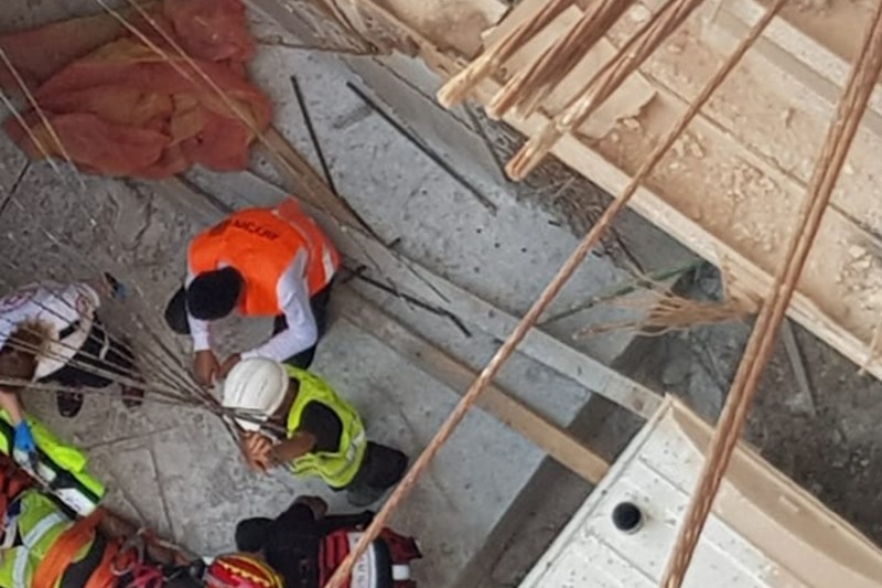 חילוץ פועל בניין | צילום: דוברות כבאות מחוז חוף
