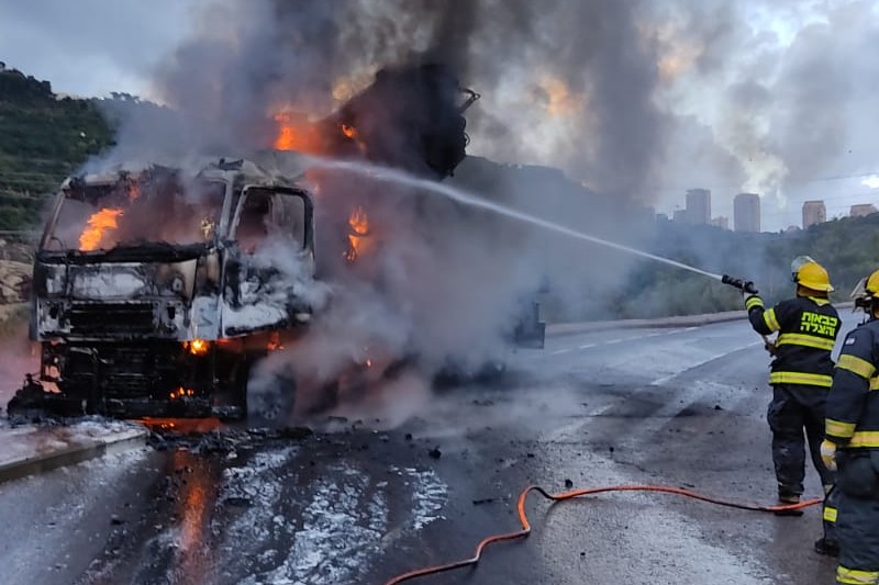 משאית עולה באש | צילום: דוברות כבאות מחוז חוף