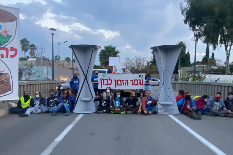 חוסמים את הכניסה למתחם בזן | צילום: שירות רדיו חיפה