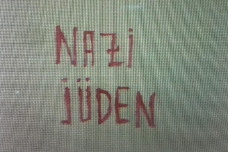 "יהודי נאצי", הכתובת שרוססה על הבניין | צילום: דוברות המשטרה
