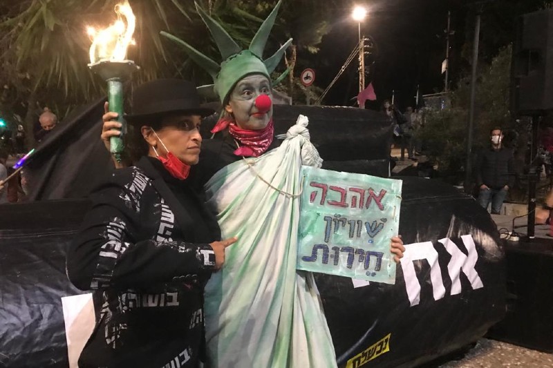 אחינעם ניני (משמאל), הערב ב"צעדת העם" | צילום: שירות רדיו חיפה