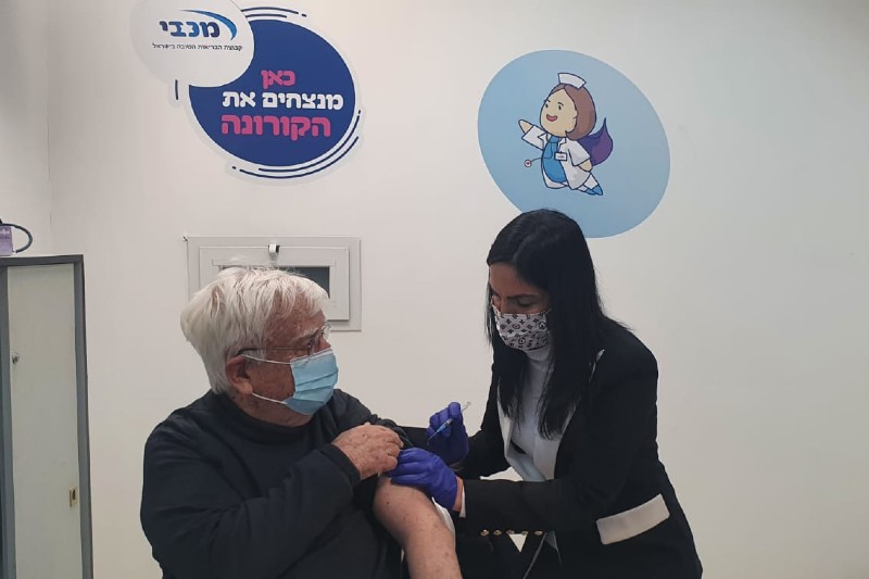 ראש העירייה, חיים צורי מתחסן בחודש שעבר | צילום: דוברות עיריית קרית מוצקין