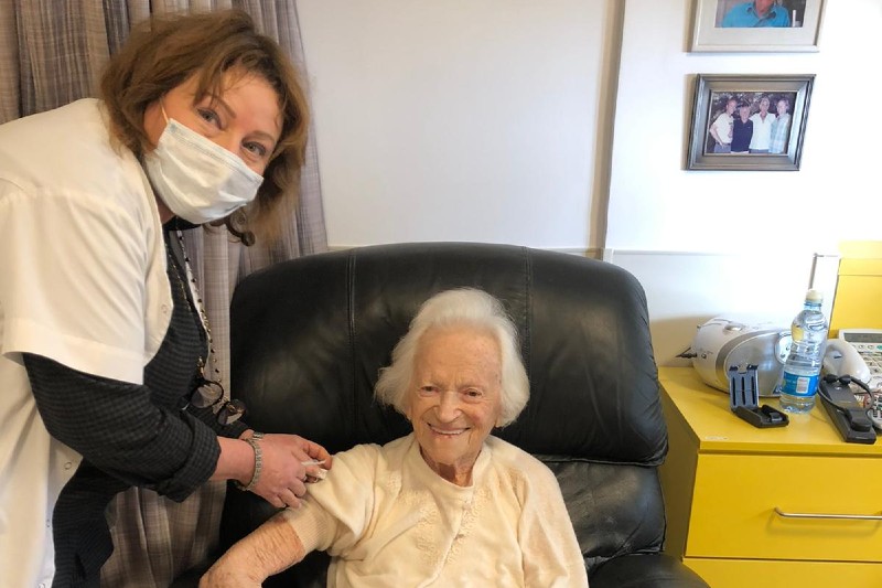 מלכה שריר בת ה-104 מתחסנת נגד קורונה | צילום: יח"צ משען