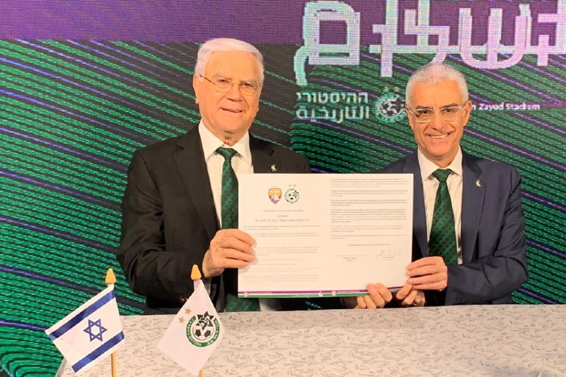 עוזי מור ויעקב שחר במעמד חתימת ההסכם | צילום: מכבי חיפה, האתר הרשמי