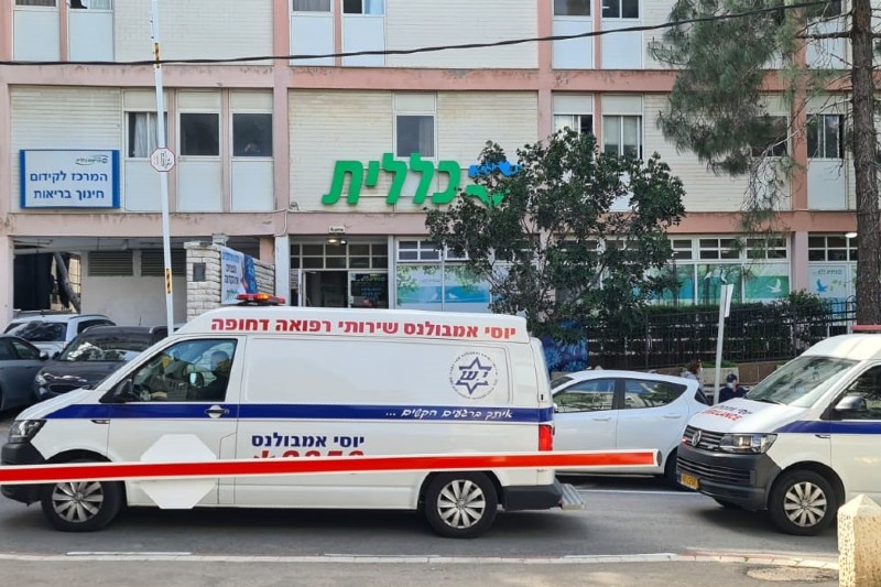 אמבולנס בכניסה למרפאת רש בחיפה | צילום: דוברות כללית