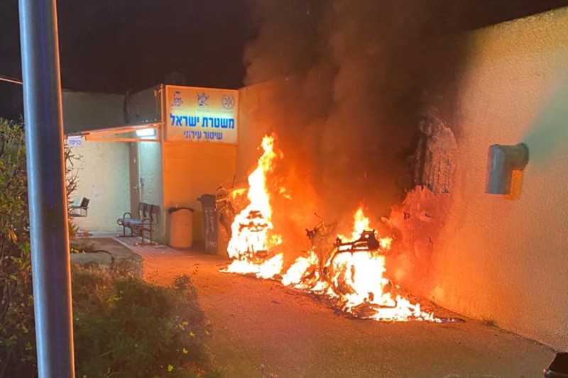 הקטנועים שהוצתו בקרית אתא | צילום: דוברות המשטרה