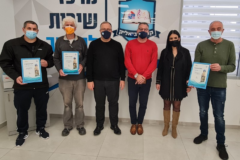 מימין לשמאל: ציון שטרית; סיון בניסטי; מנכ"ל העירייה, ליאור טרגן; אלי דוקורסקי; ורוני סרולוביץ' | צילום: עיריית קרית ביאליק