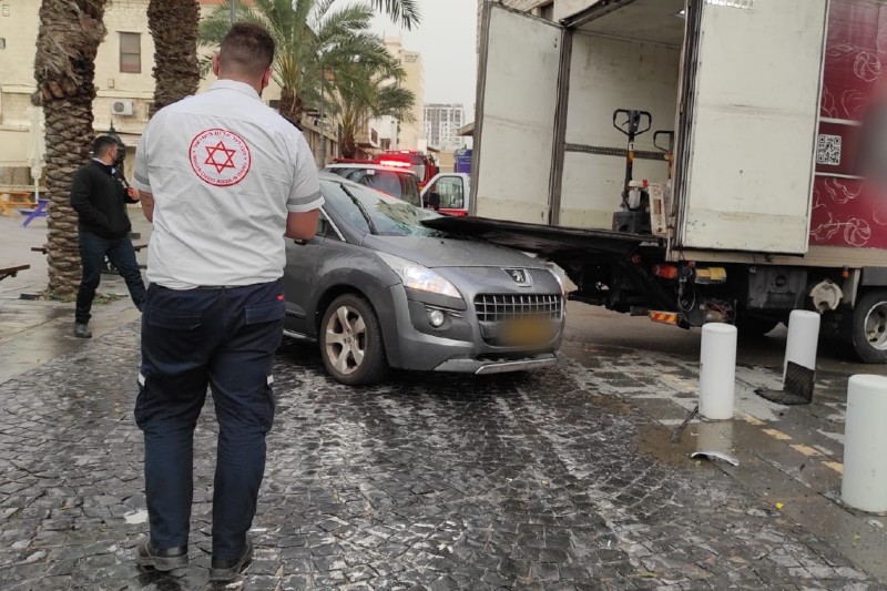 זירת התאונה ברחוב נתנזון | צילום: מד"א