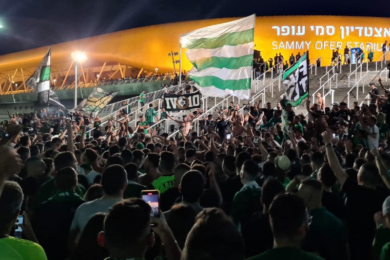 חגיגות האליפות מחוץ לאצטדיון סמי עופר | צילום: רדיו חיפה