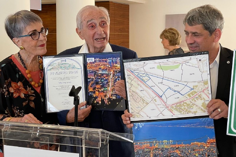 עוזיה גליל ז"ל (במרכז) | צילום: ראובן כהן, דוברות עיריית חיפה