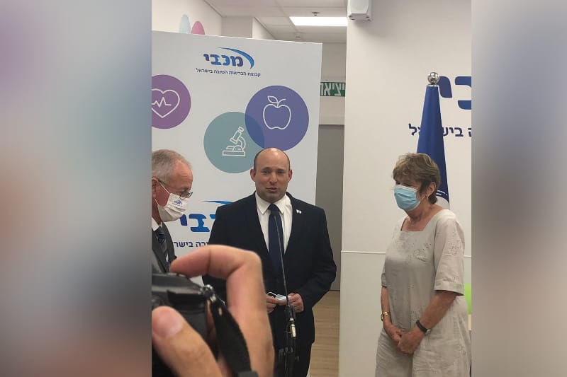 רה"מ בנט ואמו בסניף מכבי בקסטרא | צילום: שירות רדיו חיפה