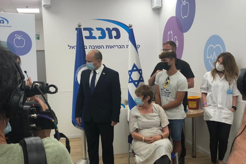 רה"מ בנט ואמו בסניף מכבי בקסטרא | צילום: שירות רדיו חיפה