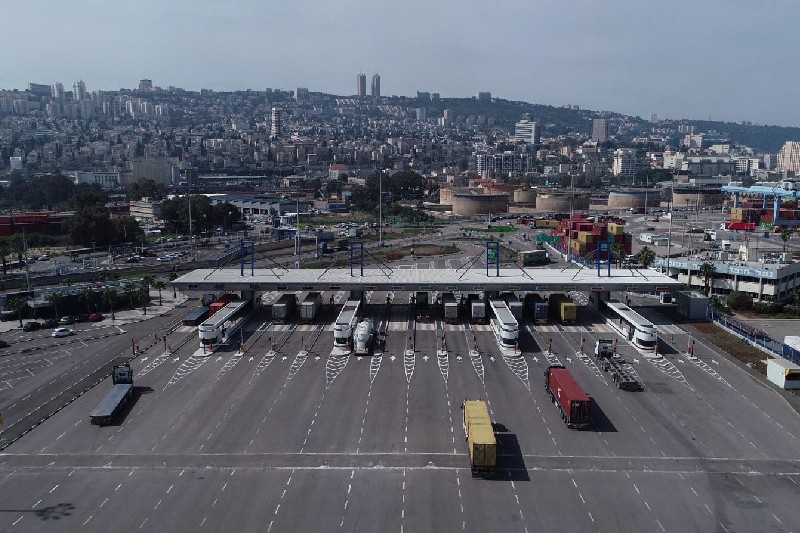 שער המטענים בכניסה לנמל חיפה | צילום: גיאודרונס
