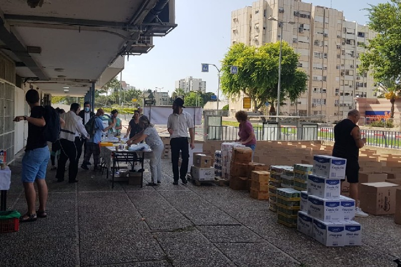 מתנדבים מכינים מארזי מזון לחג | צילום: רדיו חיפה