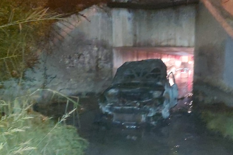 הרכב השרוף במנהרה שבה אותר, הערב | צילום: כבאות והצלה