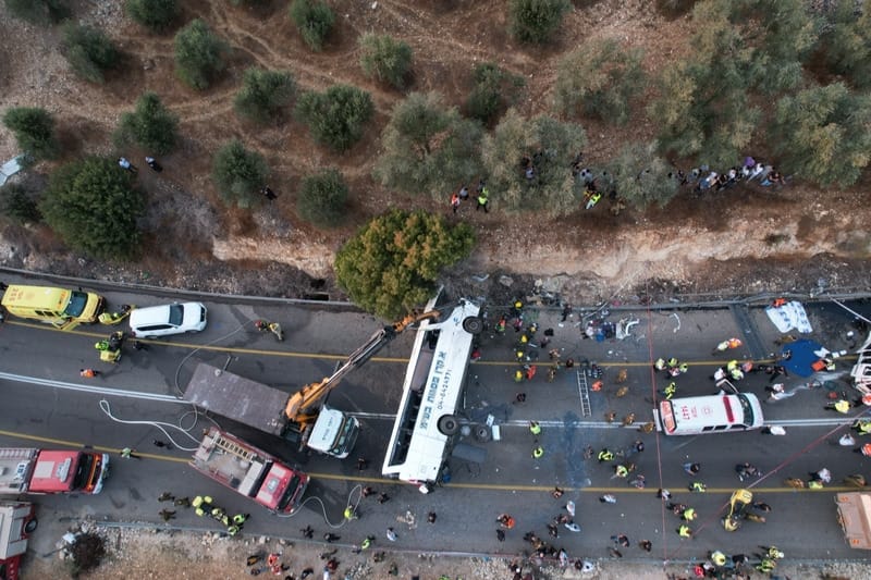 האוטובוס שהתהפך בזירת התאונה | צילום: איחוד הצלה