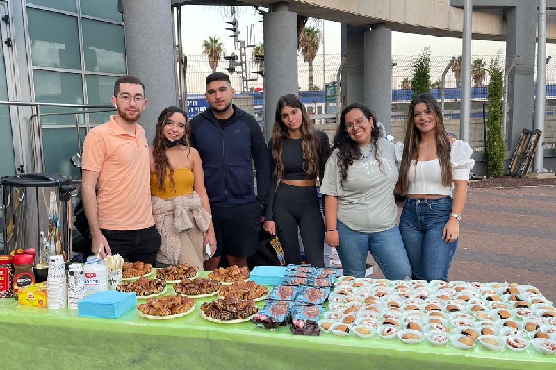 וקנין (משמאל) ומתנדבי העמותה | צילום: "מעניקים תקווה"