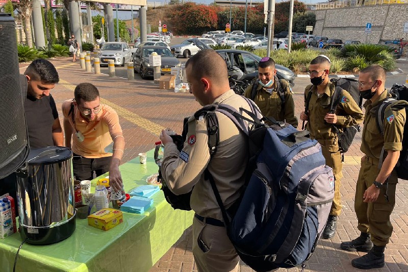 מתנדבי העמותה והחיילים, הבוקר | צילום: "מעניקים תקווה"