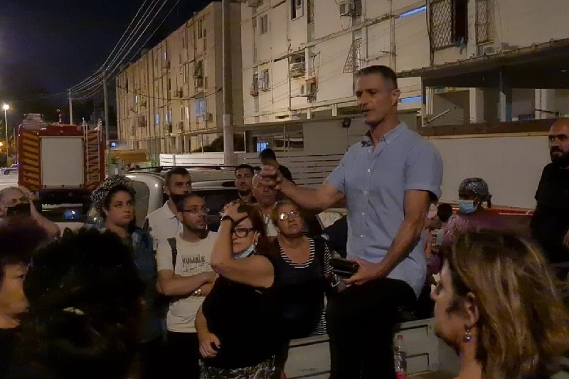 מנכ"ל העירייה, אבישי כהן והדיירים | צילום: רדיו חיפה
