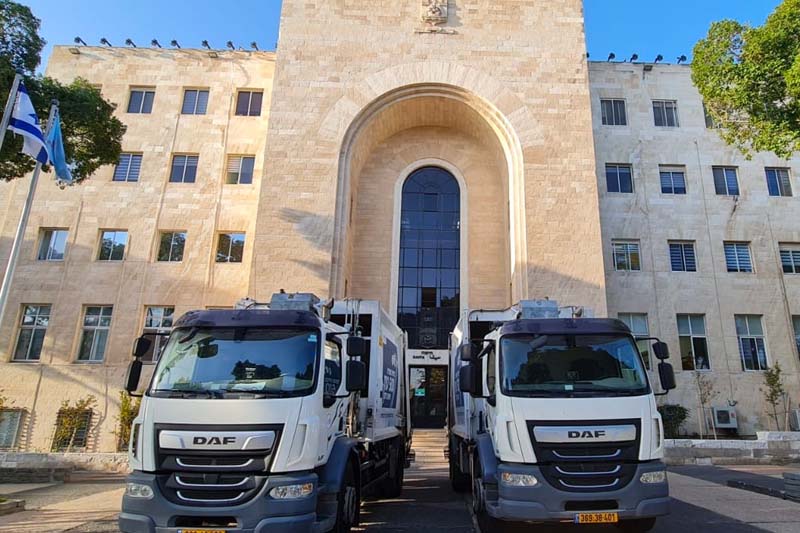 משאיות הבוקר בכניסה לעיריית חיפה | צילום: שירות רדיו חיפה