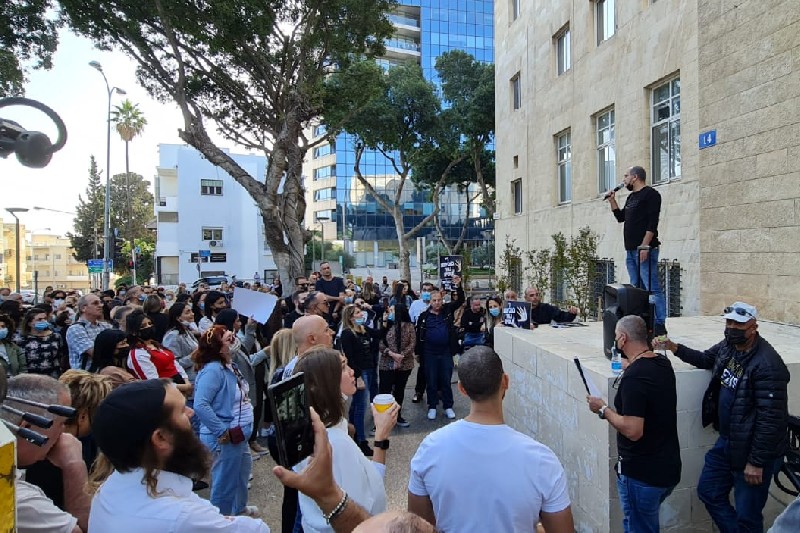 אסיפת העובדים, מחוץ להיכל העירייה | צילום: שירות רדיו חיפה