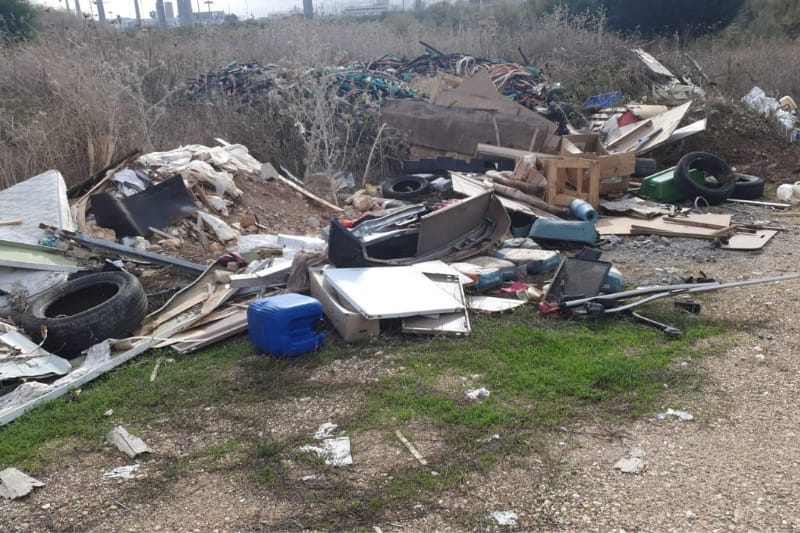 פסולת בסמוך לנחל סעדיה | צילום: דוברות עיריית חיפה