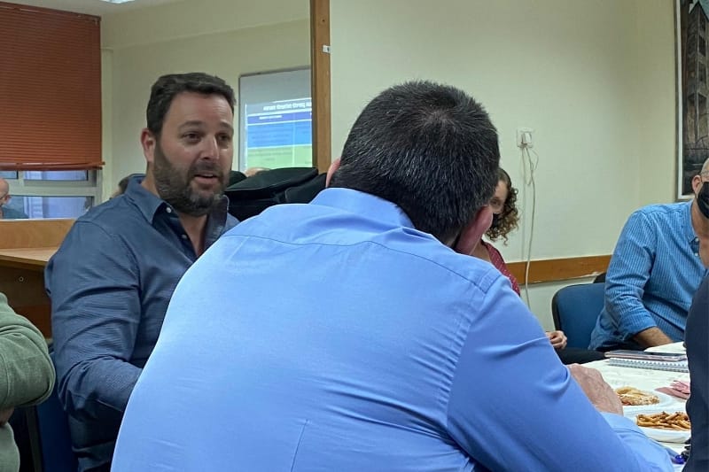 אוהד שגב עם ח"כ יואב סגלוביץ' | צילום: רדיו חיפה