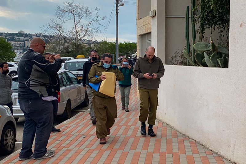נציגי צה"ל מגיעים לבית המשפחה, הבוקר | צילום: רדיו חיפה