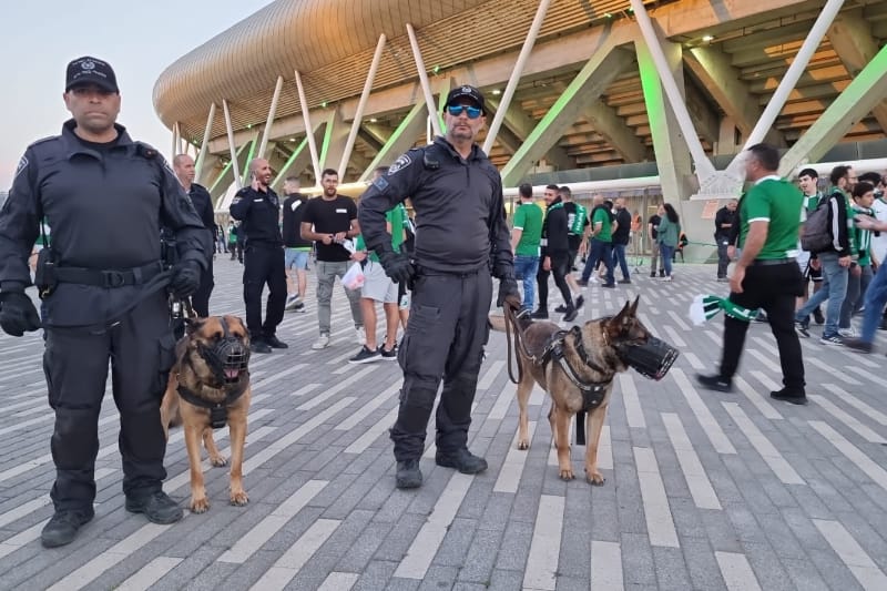 שוטרים סמוך לאצטדיון סמי עופר | צילום (ארכיון): דוברות המשטרה
