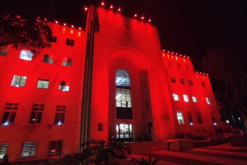 בניין העירייה מואר באדום | צילום: ראובן כהן, דוברות עיריית חיפה