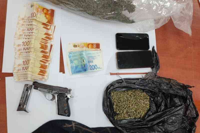הנשק והסמים שנתפסו בבית החשוד | צילום: דוברות המשטרה
