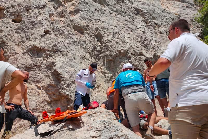 חילוץ הפצוע | צילום: דוברות כבאות והצלה, מחוז חוף