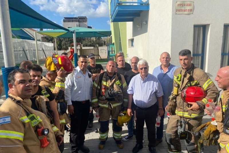 ראש העיר חיים צורי ולוחמי האש בבית הספר אחדות | צילום: דוברות עיריית קריית מוצקין