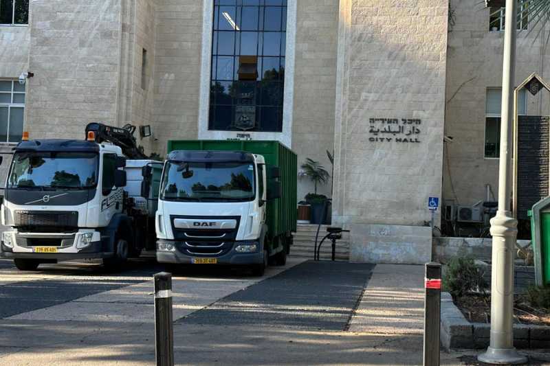 משאיות אשפה מול בניין העירייה | צילום: שירות רדיו חיפה