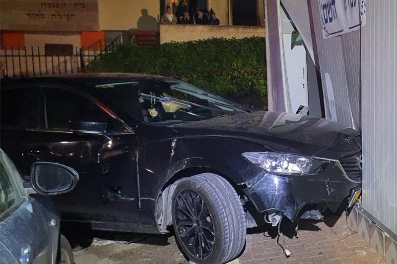 הרכב שהתנגש בבית הכנסת בעכו | צילום: דוברות המשטרה