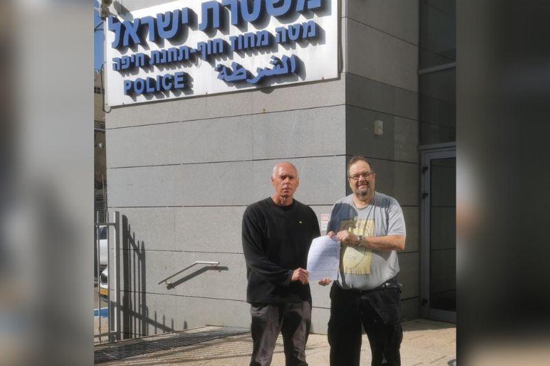 יוסי צור ורון קרמן בתחנת המשטרה | צילום: שירות רדיו חיפה
