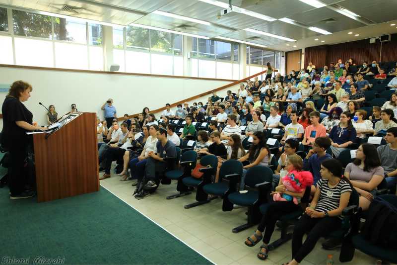 ד"ר עינת גונן בטקס הסיום של האולימפיאדה בשנה שעברה | צילום: שלומי מזרחי