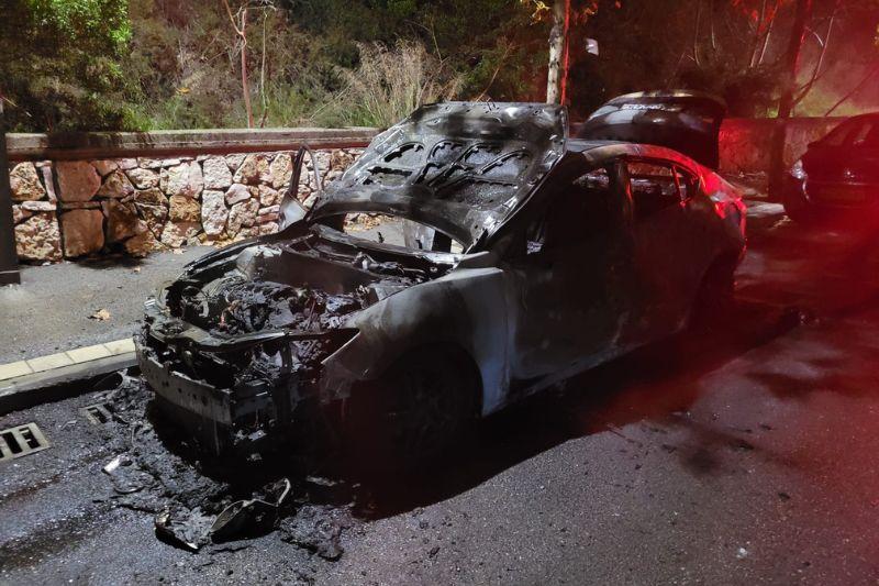 הרכב שעלה באש ברחוב נווה גנים בחיפה | צילום: דוברות כב"ה מחוז חוף