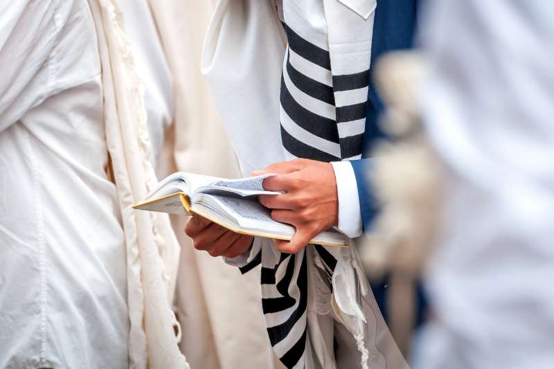 מתפלל בבית כנסת | צילום: צילום (אילוסטרציה): Shutterstock