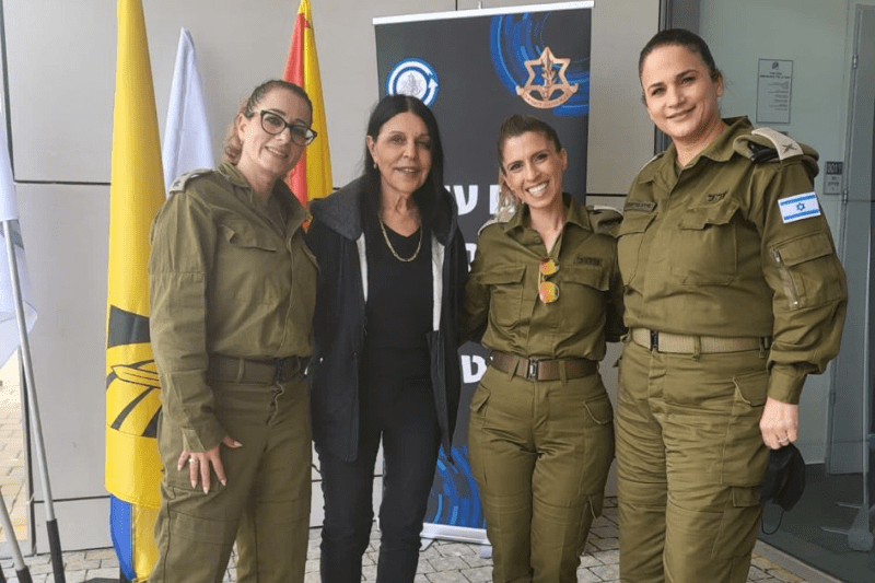 מנשה עם קצינות צה''ל | צילום: עמוד הטוויטר כרמלה מנשה