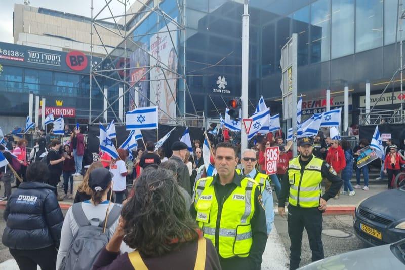 המפגינים בצומת מרכז חורב | צילום: רדיו חיפה