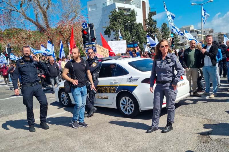 המפגינים בצומת מרכז חורב | צילום: רדיו חיפה