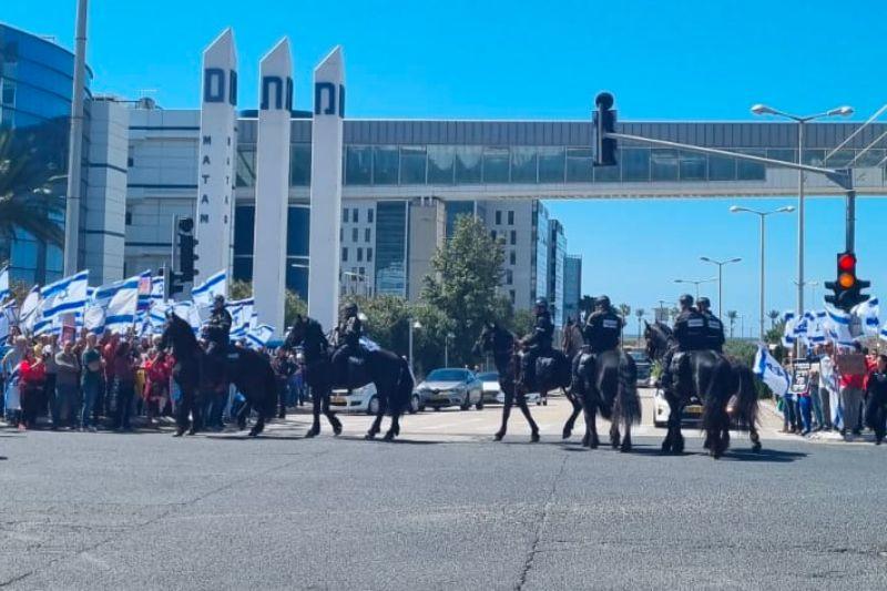 פרשים בהפגנה בצומת מת"מ | צילום: שירות רדיו חיפה