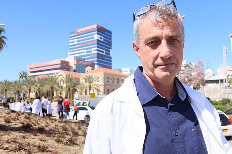 ד"ר מתי וטרמן במחאת הרופאים בכיכר צים | צילום: עומר מוזר