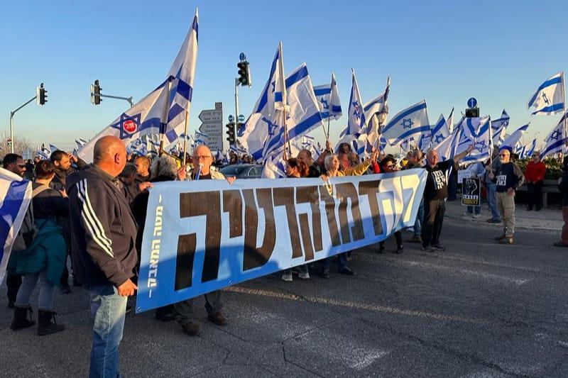 מפגינים בצומת עכו | צילום: רדיו חיפה