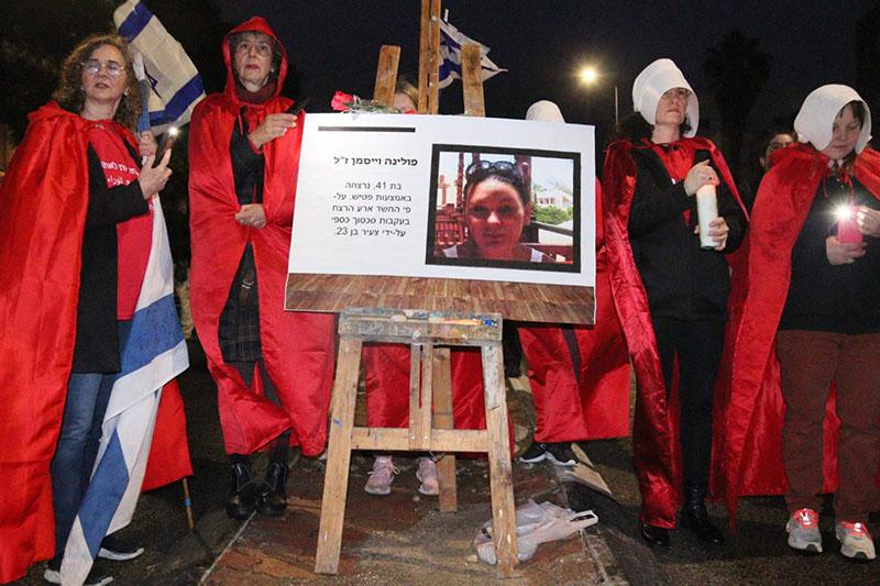 מיצג נשות סיפורה של שפחה לזכר הנרצחות | צילום: עומר מוזר