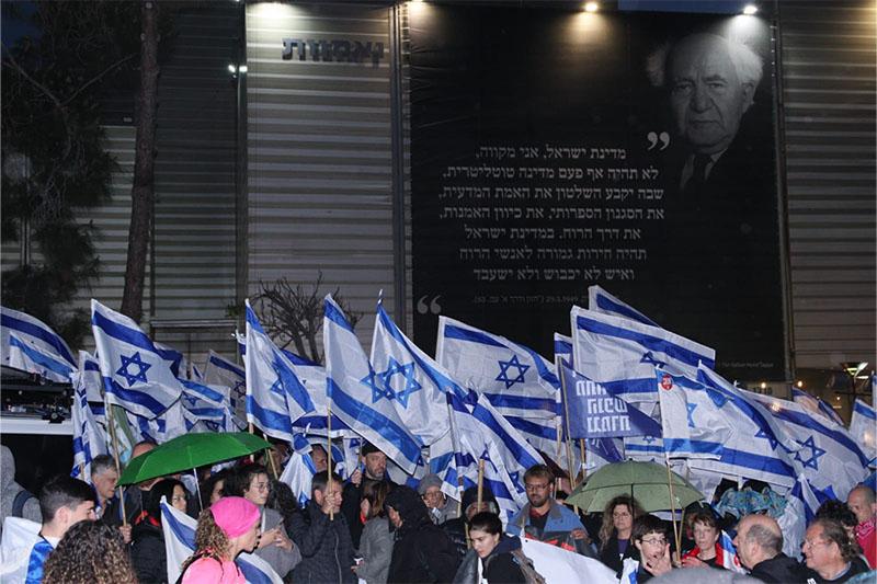 המפגינים במרכז הכרמל | צילום: עומר מוזר