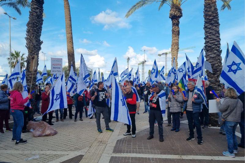 הפגנה מול מרכז הקונגרסים | צילום: רדיו חיפה