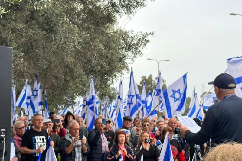 אלכס גן בהפגנה סמוך לרפאל | צילום: רדיו חיפה