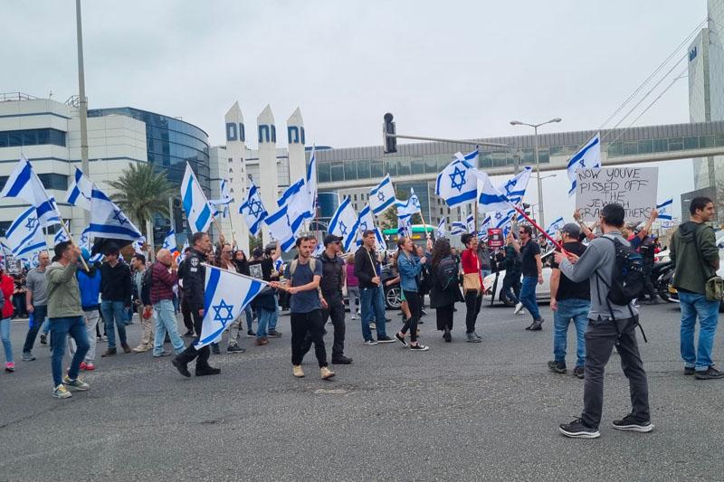 מפגינים חוסמים את הכביש בצומת מת"מ | צילום: רדיו חיפה